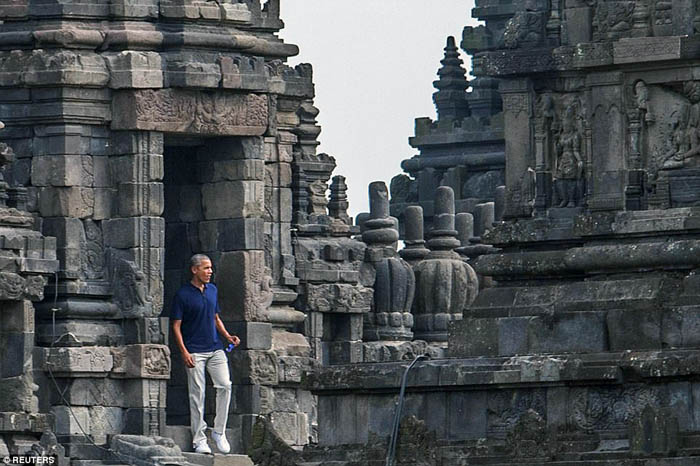 Obama dan Putrinya Kunjungi Candi Prambanan Tanpa Kehadiran Michelle